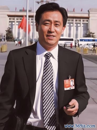 配资合作网 首富变囚徒！许家印万亿帝国崩塌：中国商界最戏剧性的坠落
